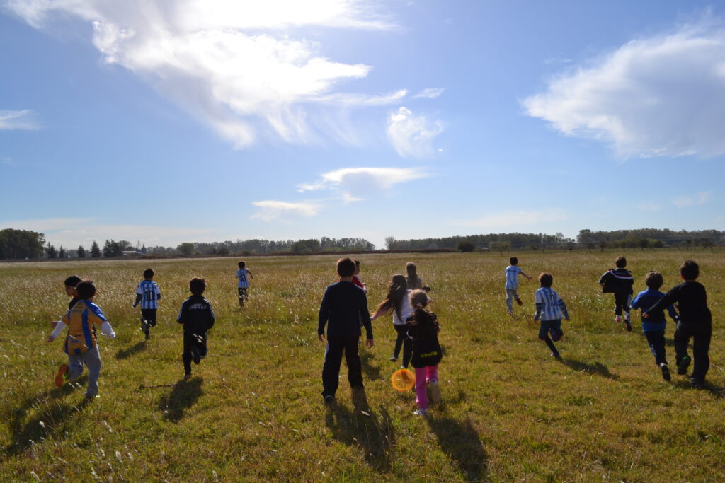 Alumnos corriendo en estancia
